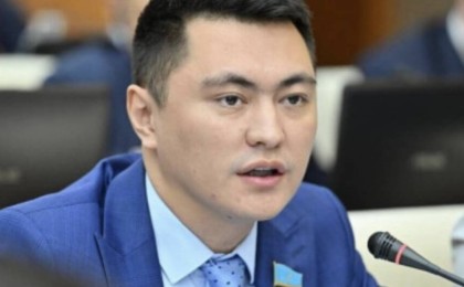 “Балаларға арналған кәмпит те жоқ“. Дәулет Мұқаев Парламент құпиясын ашты