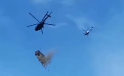 Чехияда бір долларлық купюрадан "жаңбыр" жауды (ВИДЕО)