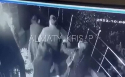 «Шашынан сүйреп, мұрнын сындырған». Алматыда төбелескен қыздардың видеосы тарады