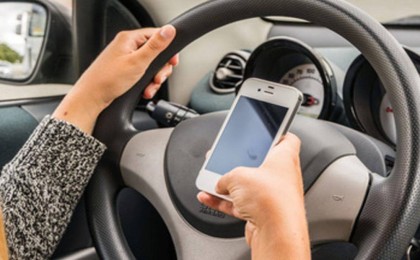 Қазақстанда көлік жүргізу кезінде телефонға алаңдаған әйел екі адамның өліміне себепші болды