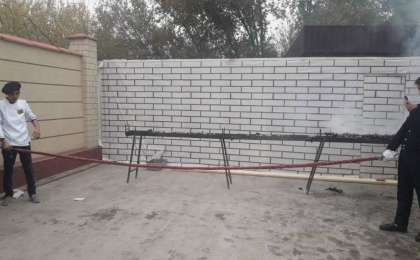 突厥斯坦州美食节现5米长烤肉