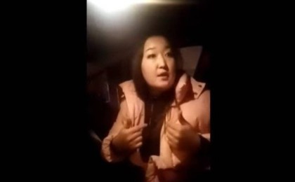 Таксиде жүргізуші мен жолаушы қазақша ән үшін "төбелесіп кетті"