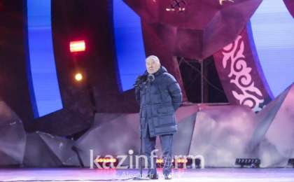 首任总统纳扎尔巴耶夫与突厥斯坦市民会面