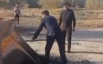 “Жиналыстан шықтым”. Желіде костюм киіп, жол жөндеген депутаттың видеосы тарады