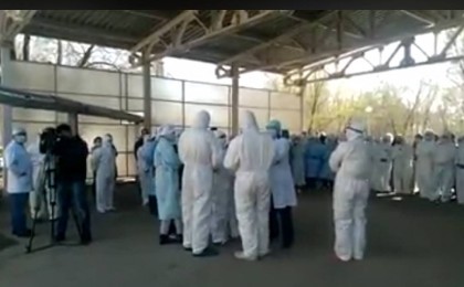 Үстемақы талап еткен медицина қызметкерлері ереуілге шықты