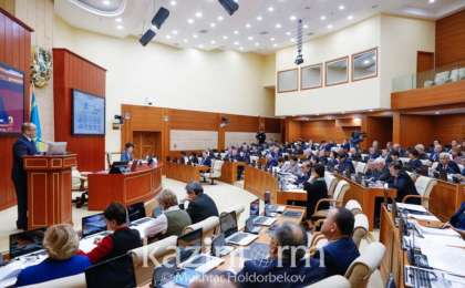 达吾然•阿巴耶夫就国家青年政策进行介绍