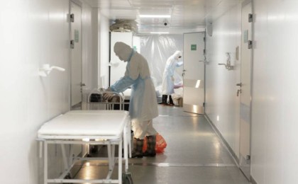 Елде 8 500 медицина қызметкері коронавирус жұқтырған, 500-і ғана уәде етілген 2 млн алды