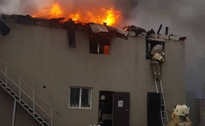 Алматыда жатақхана өртеніп кетті (ВИДЕО)