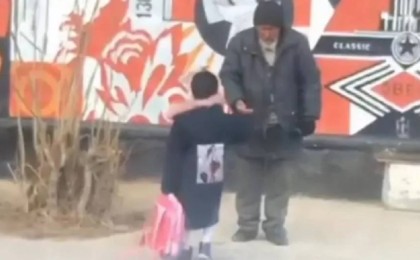 Мұқтаж жанға соңғы ақшасын санап берген оқушы "Жыл меценаты" атанды