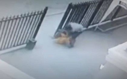 Атыраулық азаматтың әйелді тонамақ болып, оған шабуылдауы видеоға түсіп қалды