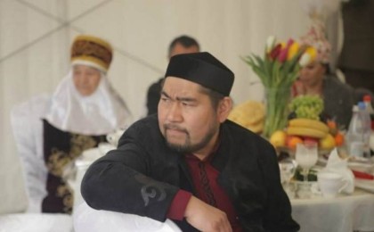 Балғынбектің вакцина алмағандарға баспана арнауының астарында не бар? Саясаттанушы ақынды сынға алды