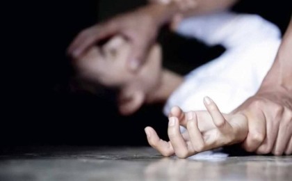 Сен кінәлісің: Оралда босанған сәтте баласынан айырылған әйелді күйеуі ұрып-соғып тастады