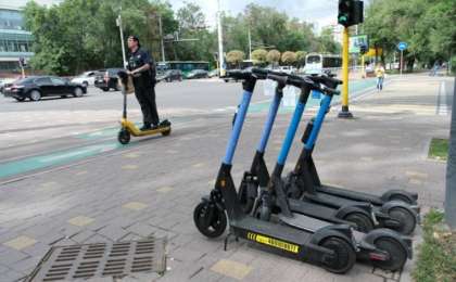 Алматыда тыр жалаңаш самокат тепкен қыз бен жігіт іздестірілуде (ВИДЕО)