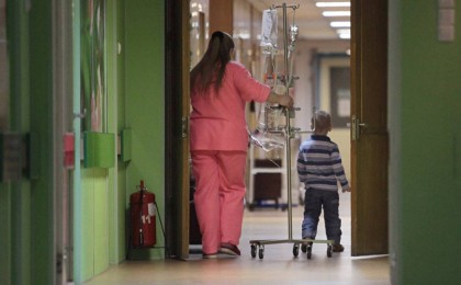 "Кабинетке кірсем, ішкиіммен отыр": Есікте медбикелер басшының үстінен арызданды