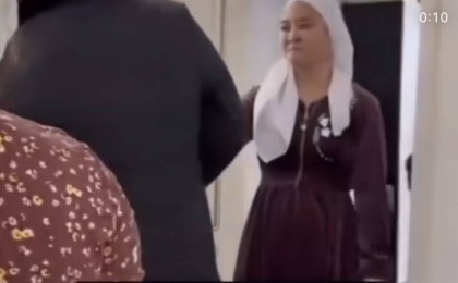 “Қанша ашуланса да қызы ғой” - Тұрмысқа шыққан қызын елемей өтіп кеткен әке сынға қалды