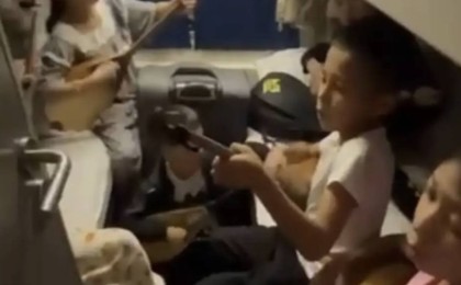 Жас домбырашылар Тәуелсіздік күніне орай пойызда терме орындады