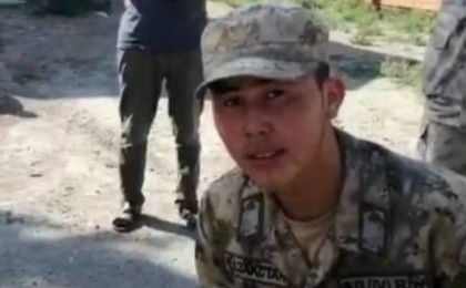 "Басынан ұрған": соққыға жығылған сарбаздың ата-анасы дабыл қақты (ВИДЕО)