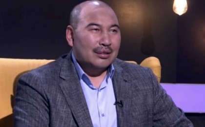 «Алжыған қақпас»: Желі қолданушылары Ермахан Ыбырайымовтың тойда айтқан тілегіне шүйлікті (ВИДЕО)