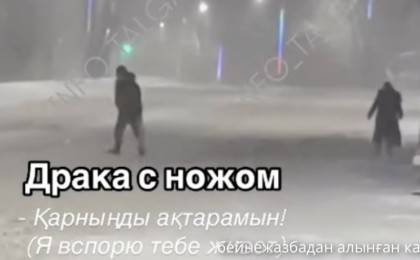 «Қарныңды ақтарамын!»: Талғарда көшеде пышақпен жүгірген ер адам видеоға түсіп қалды (ВИДЕО)