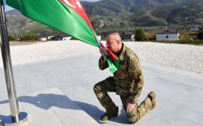 Ильхам Әлиев Қарабақ астанасында Әзірбайжан туын көтерді