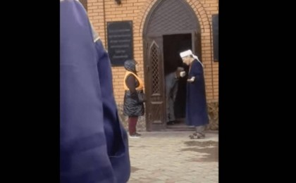 Түркістанда мешіт әжетханасына кірмек болған көше сыпырушыларды имам қуып шықты