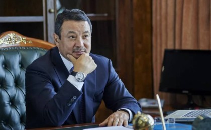 Экс-депутат Серік Қонақбаевтың көмекшісін рейдерлік шабуыл жасады деп айыптады