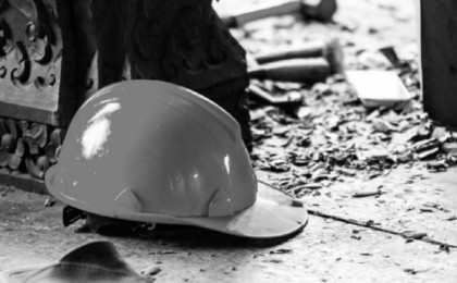 Біреуі қаза тапты: Астанада бір топ жұмысшы 9-қабаттан құлап кеткен