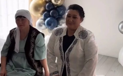 «Қалыңдық – 42-де, күйеу жігіт – 60 жаста»: желіде ерекше сырға салу рәсімінің видеосы тарады