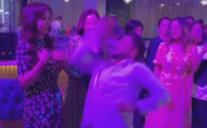 Бесбаевтың әйелімен жұлқына билеген Әбдіжаппар Әлқожа сынға қалды (видео)