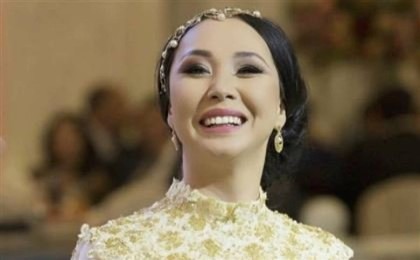 «Бірге жыладық, бірге көрдік»: Әнші Қарақат кенже қызына ерекше хат арнады