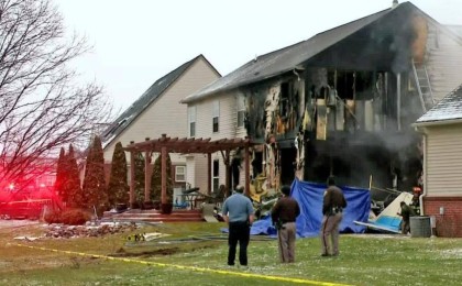 Ұшақ үйге құлап, үш адам қаза тапты (видео)