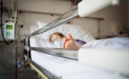 «Аурухана арасында бес сағат жүрдім»: Атырауда 10 айлық бала қайтыс болды