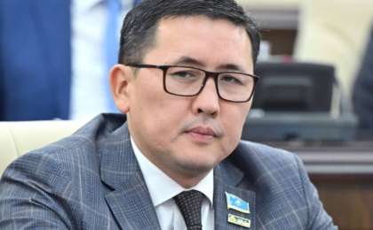 "Еркектер неге қартаяды?": Бұған дейін "көбейгісі келетінін" айтқан депутат тағы да күлкіге қалды