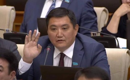 "Министрмен қосып қуып шығамыз": Жер мәселесін көтерген Бақытжан Базарбекке мәжіліс төрағасы ескерту жасады