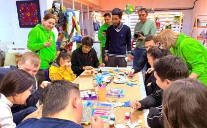 В Алматы особенные дети изготавливают новогодние игрушки из пластика