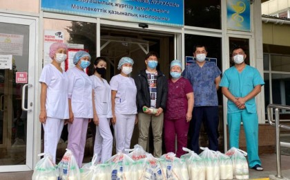 Әнші Сәкен Майғазиев алматылық дәрігерлерге бір тонна қымыз таратты