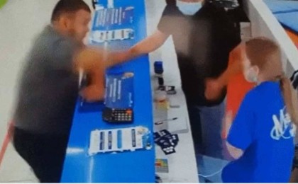 Клиент кассадағы қызды ұрып жіберген: Видео желіде қызу талқылануда