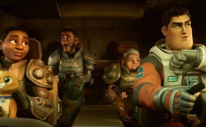 Қазақстан "екі әйел сүйіскен" эпизоды бар "Базз Лайтер" мультфильмін прокаттан алып тастады