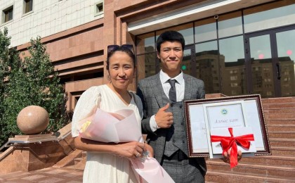 7-қабаттан құлап кете жаздаған сәбиді құтқарып қалған мектеп түлегіне 3 бөлмелі пәтер берілді