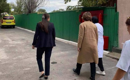 "Жыныс мүшесін көсеумен күйдірген": Балалар омбудсмені Алматы облысында зорланған үш жасар егіздердің басқа бауыры да өгей атадан зорлық көргенін мәлімдеді