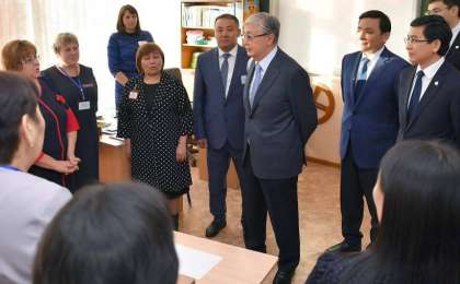 托卡耶夫总统视察首都教育机构