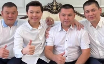 Әнші Ернар Айдар халыққа өз туған бауырларын көрсетті (ФОТО)