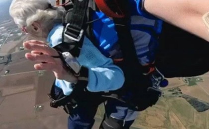 "Ешқашан кеш емес". 104 жастағы кейуана парашютпен секірді (видео)