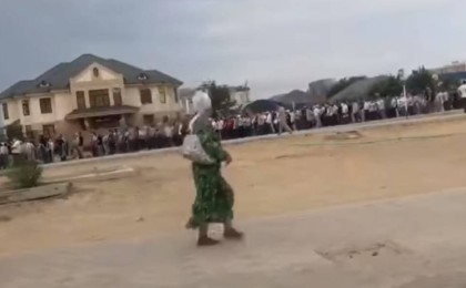 Жүздеген адам жиылды - Ақтауда не болып жатыр? (ВИДЕО)