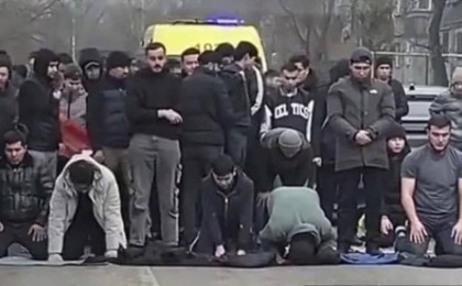 Жолды жауып, намаз оқуға болмайды – Алматы Орталық мешіті