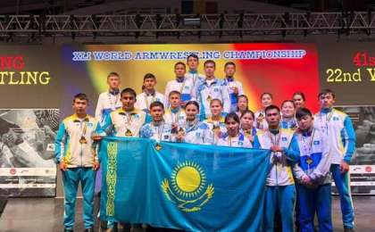 我国选手在世界手臂摔跤锦标赛中荣获11枚金牌