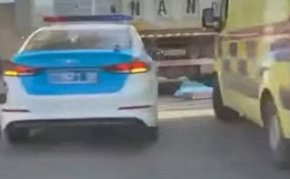 Алматыда самокатпен келе жатқан 13 жасар жасөспірімді жүк көлігі қағып кетті