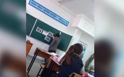 "Неге мені сыламайсың?": мұғалім оқушының басын мектеп тақтасына ұрған