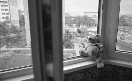 3 жасар ұлын терезеден лақтырып жіберген ер адам іздестіріліп жатыр (видео)