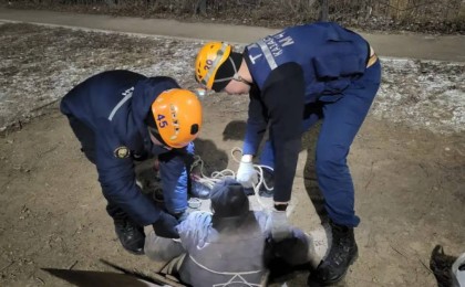 Оралда үш метрлік кәріз құдығына құлап кеткен ер адам құтқарылды